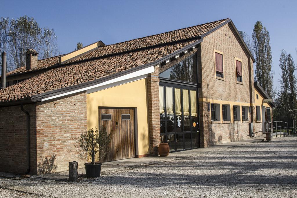 Corte Dossello Massa Fiscaglia Buitenkant foto